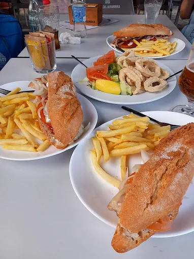 BOCATAS, PAPAS FRITAS Y RACIONES DE CALAMARES